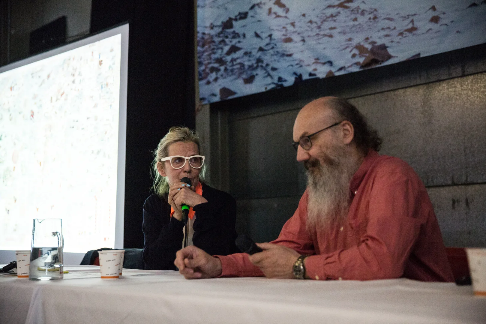 L r AK Dolven in discussion with Kim Holmen International Director of the Norwegian Polar Institute c OCA Herman Dreyer