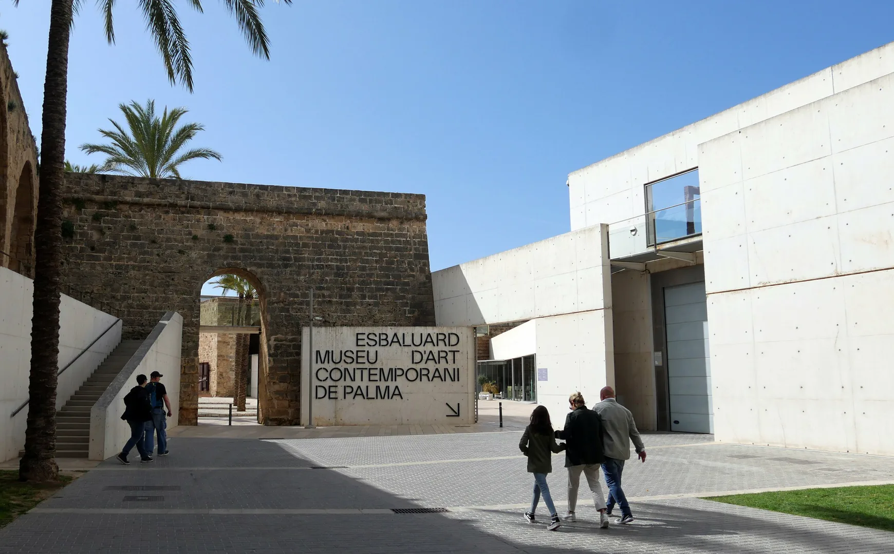 Entrada Museu gent baixa ds Iao Ul width 2480