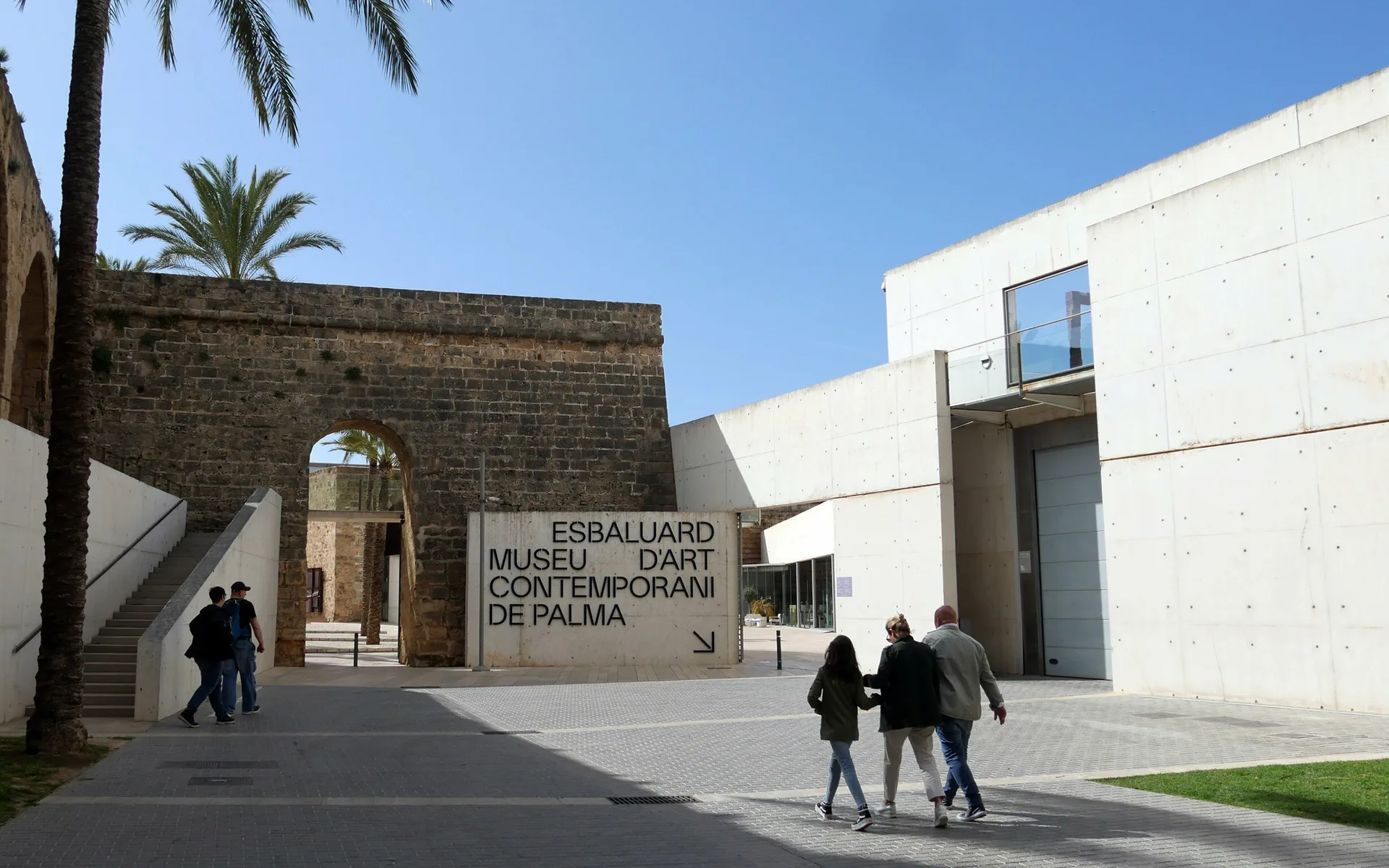 Entrada Museu gent baixa ds Iao Ul width 2480