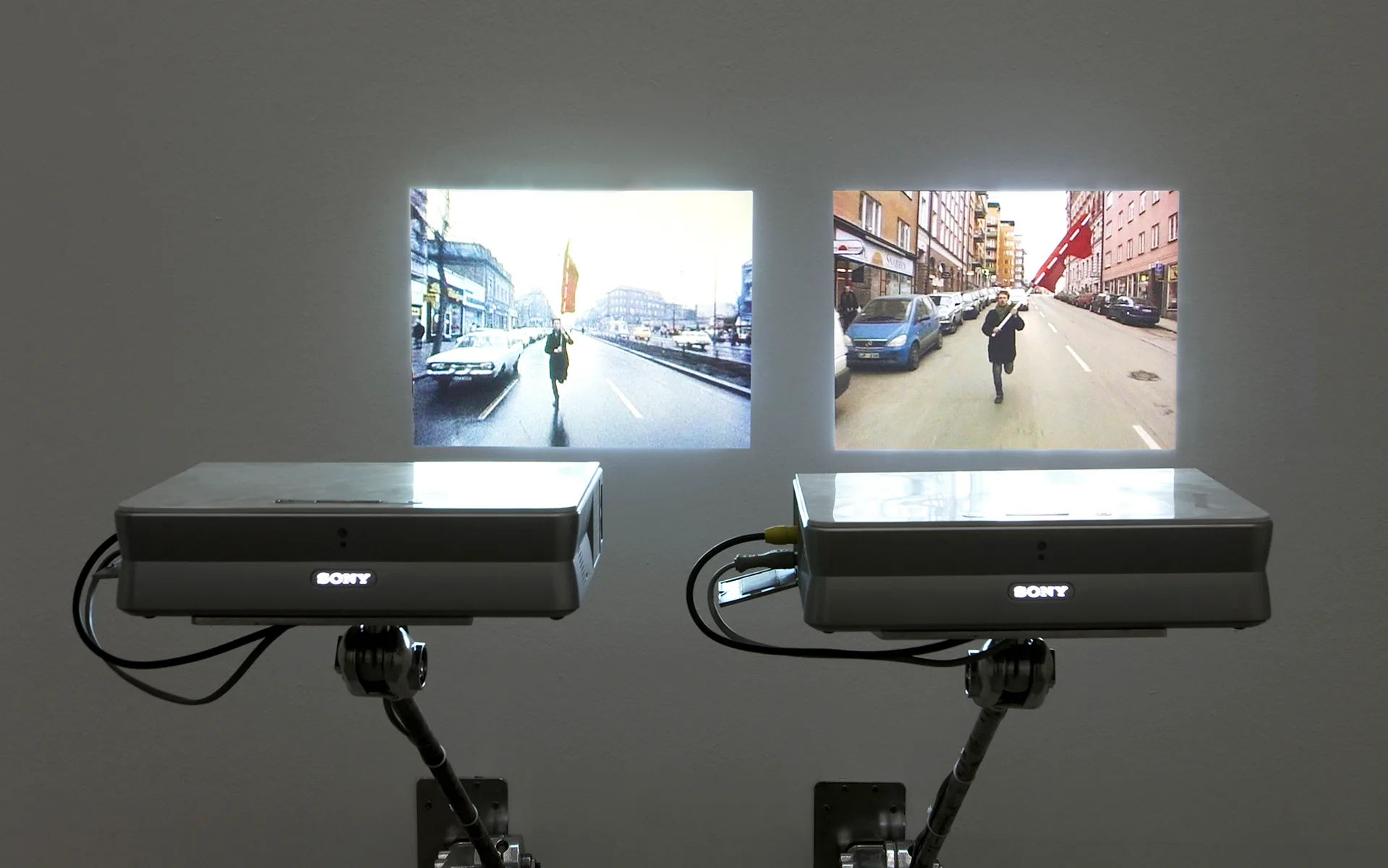 Installationview Portikus Farbtest Die Rote Fahne kopi 1x1