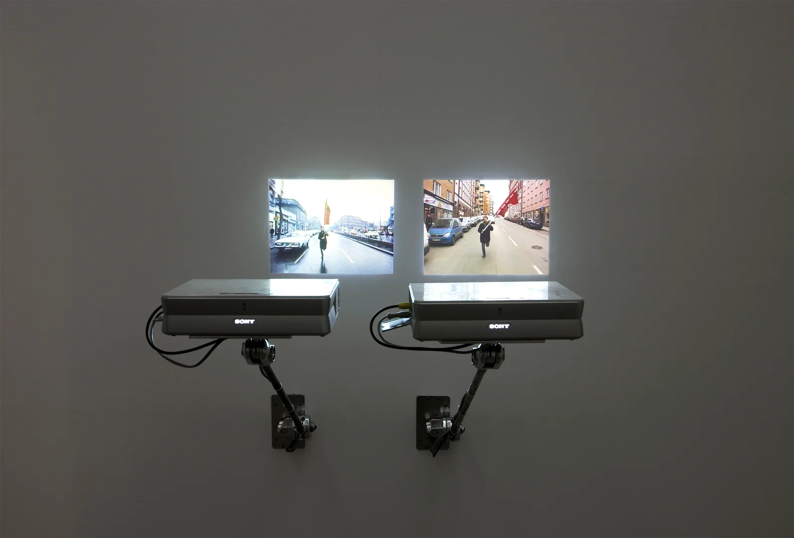 Installationview Portikus Farbtest Die Rote Fahne kopi